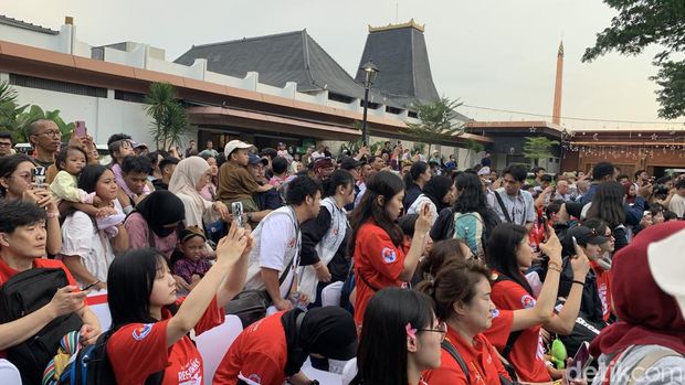 Penggawa Red Sparks nonton tari kecak di TMII, Minggu (21/4/2024).