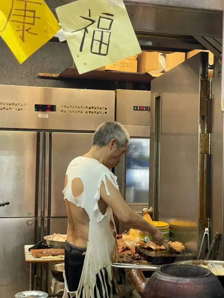 Penjual Makanan Ini Viral Karena Masak Pakai Baju Compang-camping