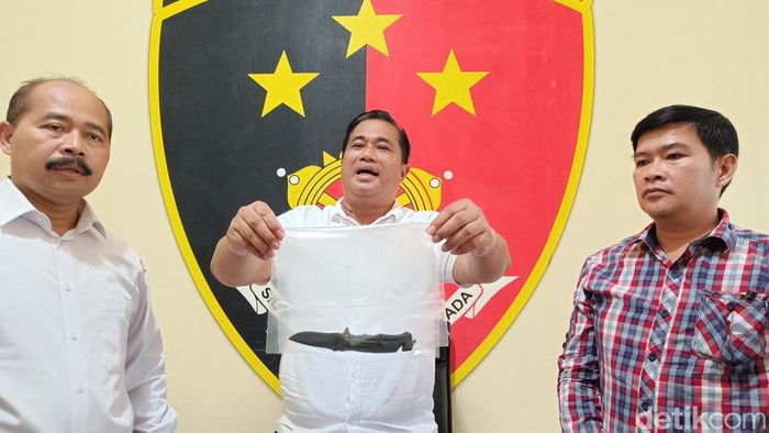 Waka Sat Reskrim Polresta Banyumas, AKP Dr Beny Timor Prasetyo menunjukkan barang bukti pisau lipat yang digunakan saat duel maut di kantor Sat Reskrim Polresta Banyumas, Senin (22/4/2024).