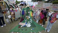 Aksi ini dalam upaya untuk mendesak masyarakat agar menggunakan lebih sedikit plastik, dan agar pemerintah mengatur penggunaan dan produksi plastik.