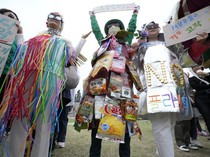 Warga Korsel Pilih Peragaan Busana dari Sampah saat Peringati Hari Bumi