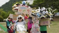 Sekelompok pemerhati lingkungan Korea Selatan mengadakan peragaan busana di Seoul pada hari Senin (22/4). Peragaan busana ini menampilkan desain menggunakan sampah plastik untuk memperingati Hari Bumi.