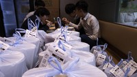 Pelanggan menyantap makan siang di samping kantong plastik makanan siap saji yang siap diambil di sebuah restoran di Hong Kong.