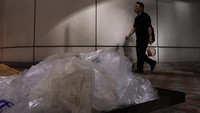 Barang-barang gratis di hotel dan maskapai penerbangan Hong Kong juga akan terlihat sangat berbeda. Botol air atau perlengkapan mandi plastik seperti sikat gigi bergagang plastik, serta penyumbat telinga sekali pakai, juga akan dilarang.