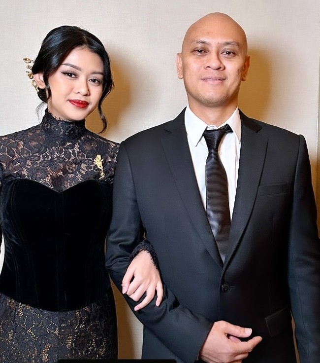 Namun, keunikan dari pernikahan ini tak hanya terletak pada keharuan, tetapi juga dalam pesan khusus nan kocak yang disampaikan oleh Andra Ramadhan. Dalam unggahan foto, Andra menuliskan pesan tentang uang jajan. Foto: Instagram @andra_photo