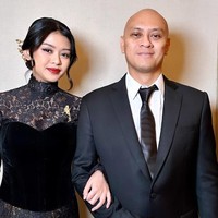 Namun, keunikan dari pernikahan ini tak hanya terletak pada keharuan, tetapi juga dalam pesan khusus nan kocak yang disampaikan oleh Andra Ramadhan. Dalam unggahan foto, Andra menuliskan pesan tentang uang jajan. Foto: Instagram @andra_photo