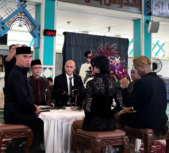 Prosesi akad nikah digelar secara intim yang hanya dihadiri oleh keluarga dan kerabat terdekat. Ari Lasso dan Ahmad Dhani pun terlihat turut hadir di momen tersebut.  Foto: Instagram @andra_photo