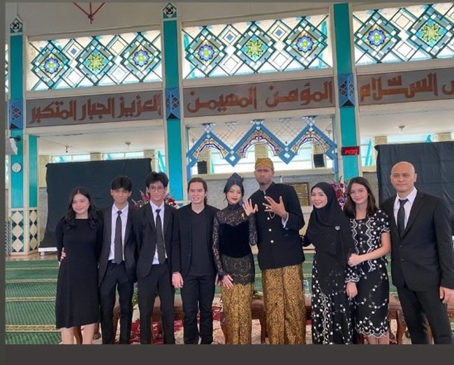 Momen bahagia itu kemudian dirayakan bersama anggota keluarga dan kerabat dekat, yang turut menyaksikan momen bahagia tersebut. Foto: Instagram @andra_photo