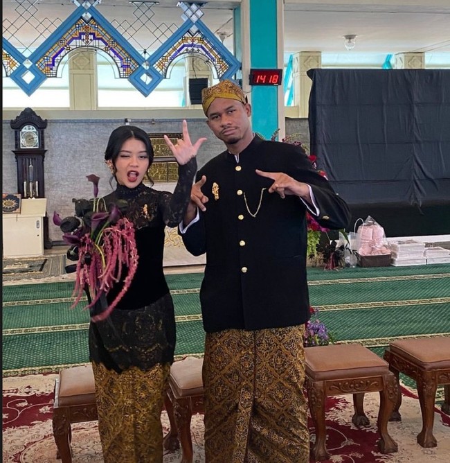 Yasmeen resmi melepas masa lajangnya dengan dinikahkan oleh kekasihnya Adewale Ajamu, pada Sabtu (20/4/21). Dalam momen akad nikah yang diselenggarakan di masjid tersebut, pasangan tersebut kompak mengenakan baju tradisional hitam. Foto: Instagram @andra_photo