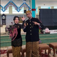 Yasmeen resmi melepas masa lajangnya dengan dinikahkan oleh kekasihnya Adewale Ajamu, pada Sabtu (20/4/21). Dalam momen akad nikah yang diselenggarakan di masjid tersebut, pasangan tersebut kompak mengenakan baju tradisional hitam. Foto: Instagram @andra_photo