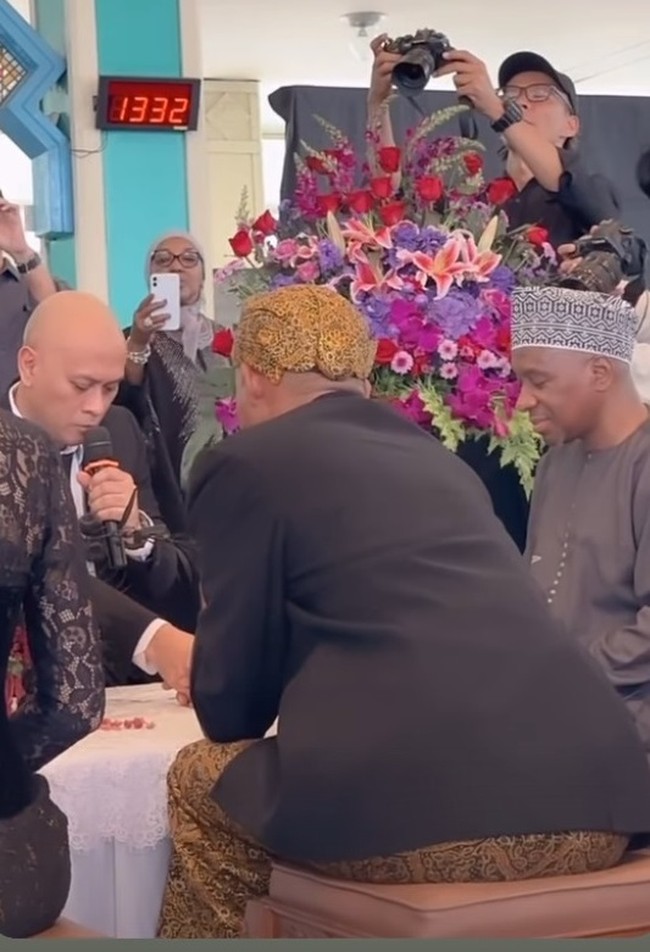 Pentolan Dewa 19, Ahmad Dhani pun ditunjuk menjadi saksi pernikahan Yasmeen dan Wale.  Foto: Instagram @andra_photo