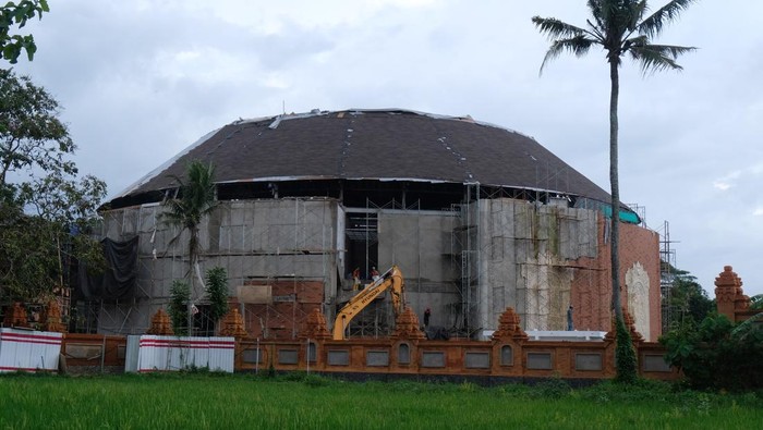 Warga melintasi pembangunan fasilitas gedung untuk perhelatan World Water Forum (WWF) ke-10 di kawasan Museum Subak, Desa Banjar Anyar, Tabanan, Bali, Senin (22/4/2024). Pemerintah Indonesia segera membuka Museum Air pertama di kawasan tersebut ketika Bali menjadi tuan rumah dalam World Water Forum (WWF) ke-10 yang akan diselenggarakan pada 18-25 Mei 2024. ANTARA FOTO/Nyoman Hendra Wibowo/wpa.
