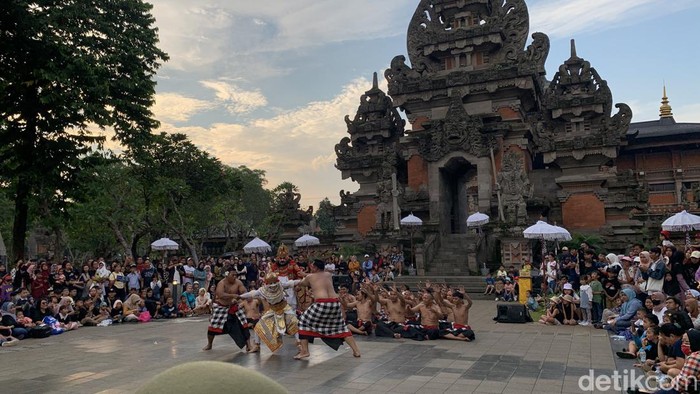 Pertunjukan tari kecak di TMII, Minggu (21/4/2024)