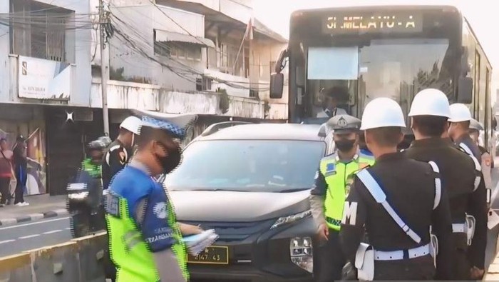 Petugas gabungan dari TNI dan Polri melakukan razia kendaraan di jalur TransJakarta di Jatinegara, Jaktim. Letkol Cpm Yudho mengatakan razia untuk mendukung sterilisasi busway (Foto: Antara)