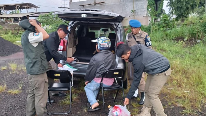 Petugas Satpol PP Kota Tasikmalaya saat menggelar OTT buang sampah sembarangan.