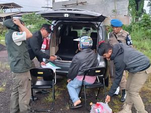 Kena! 3 Warga Tasikmalaya Keciduk Buang Sampah Sembarangan