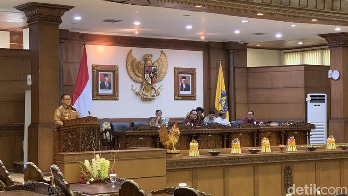 Pj Gubernur Bali Sang Made Mahendra Jaya saat menyampaikan pandangannya di rapat paripurna DPRD Provinsi Bali, Denpasar, Senin (22/4/2024). (Foto: Rizki Setyo/detikBali)