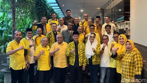 Pj Gubernur NTB Lalu Gita Ariadi (tengah) menghadiri konsolidasi internal seluruh cakada Partai Golkar NTB, Sabtu (20/4/2024) di Santika Hotel Mataram. (Lalu Helmy Akbar/detikBali)