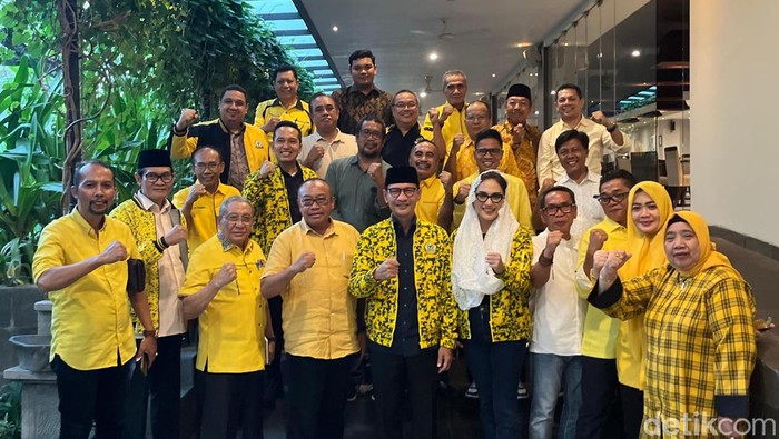 Pj Gubernur NTB Lalu Gita Ariadi (tengah) menghadiri konsolidasi internal seluruh cakada Partai Golkar NTB, Sabtu (20/4/2024) di Santika Hotel Mataram. (Lalu Helmy Akbar/detikBali)