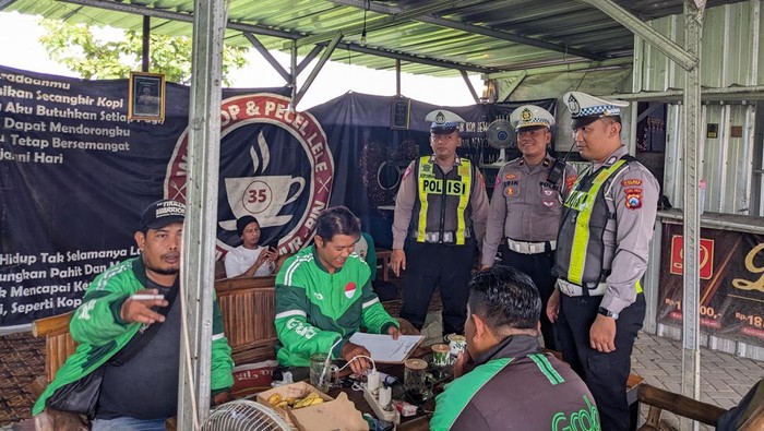 Polisi dan ojol di Bojonegoro