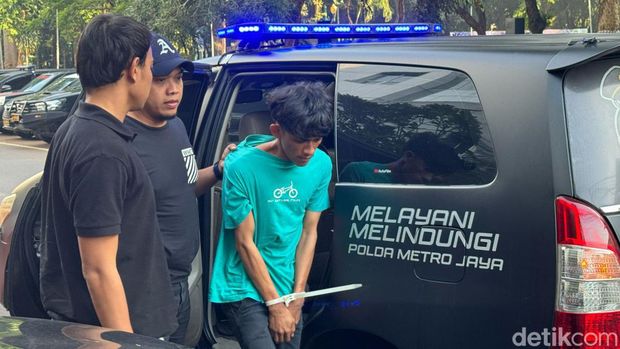 Polisi menangkap pria pembunuh wanita 'open BO' yang jasadnya ditemukan di Pulau Pari, Kepulauan Seribu.