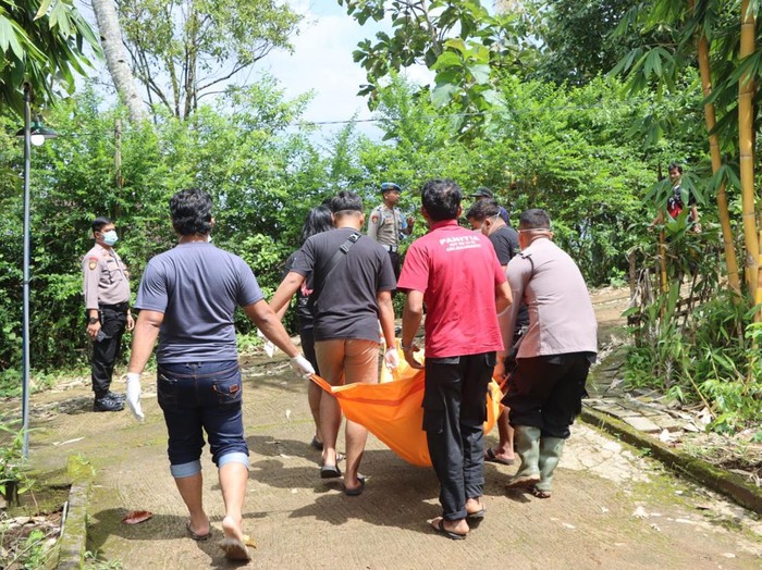 Polisi mengevakuasi kerangka manusia di Dusun Kembang, Desa Setren, Kecamatan Slogohimo, Wonogiri, Senin (22/4/2024).