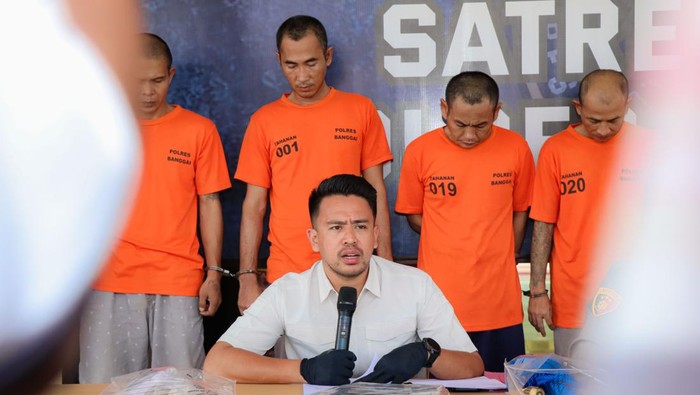 Polisi menggelar konferensi pers kasus pengeroyokan anggota TNI di Banggai.
