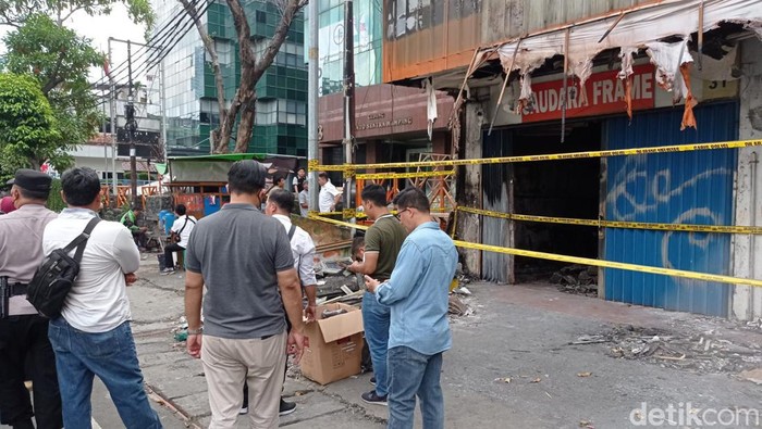 Polisi mulai melakukan olah TKP kebakaran di Mampang, Jaksel.