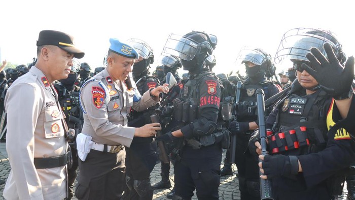 Polisi yang berjaga di sekitar MK atau melakukan pengamanan sidang sengketa Pilpres 2024 dilarang membawa senpi hingga sajam.