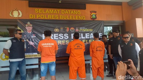 Polres Buleleng saat merilis kasus penyalahgunakan narkoba di halaman depan Mapolres Buleleng, Senin (15/4/2024). (Made Wijaya Kusuma)