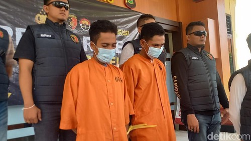 Polres Buleleng saat merilis penangkapan dua DPO kasus perburuan liar di TNBB yakni Ketut Sumantra alias Lotot (31), dan Moch Hasan Basri, (27) di Mapolres Buleleng, Senin (22/4/2024). (Made Wijaya Kusuma)