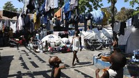 Geng-geng yang menguasai sekitar 80% Port-au-Prince melancarkan serangan terkoordinasi pada 29 Februari, menargetkan infrastruktur penting negara. Mereka membakar kantor polisi, menembaki bandara dan menyerbu dua penjara terbesar di Haiti, membebaskan lebih dari 4.000 narapidana. AP/Odelyn Joseph