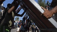 Kehidupan di Port-au-Prince telah menjadi sebuah permainan untuk bertahan hidup, mendorong warga Haiti ke batas-batas baru ketika mereka berjuang untuk tetap aman dan hidup sementara geng-geng menguasai polisi dan sebagian besar pemerintah masih absen. AP/Ramon Espinosa