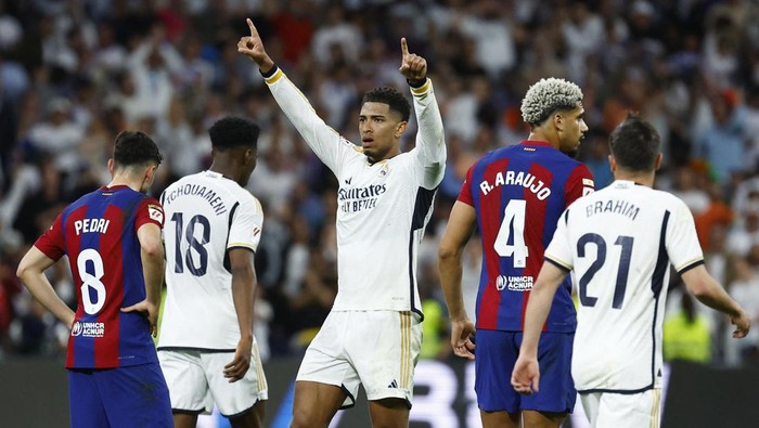 Soccer Football - LaLiga - Real Madrid v FC Barcelona - Santiago Bernabeu, Madrid, Spain - April 21, 2024 Real Madrids Jude Bellingham celebrates scoring their third goal REUTERS/Susana Vera