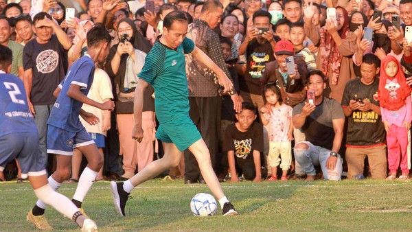 Lihat Lagi Gaya Jokowi Main Bola Bareng SSB Gorontalo