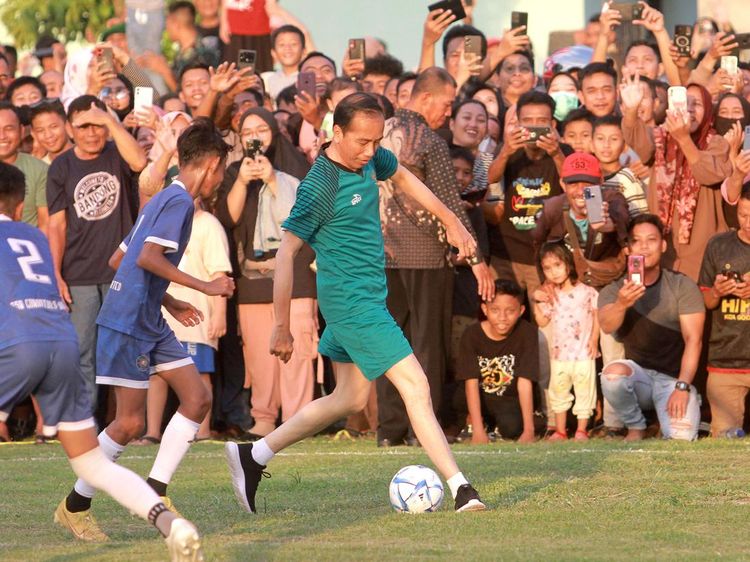 Lihat Lagi Gaya Jokowi Main Bola Bareng SSB Gorontalo
