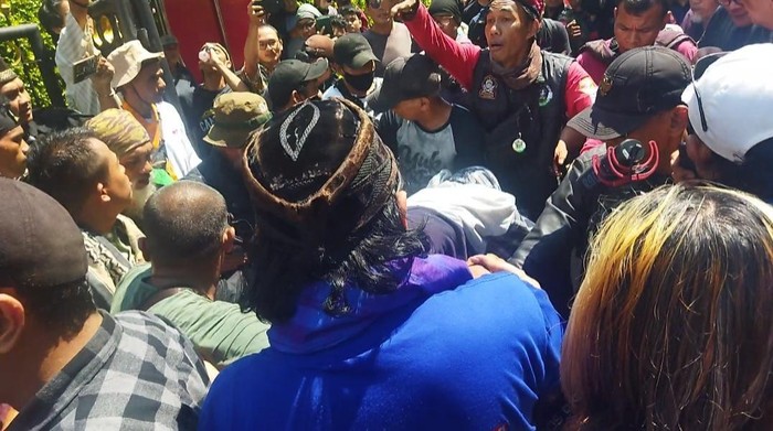 Pria diduga copet ditangkap massa demo di Patung Kuda (Fadil/detikcom)