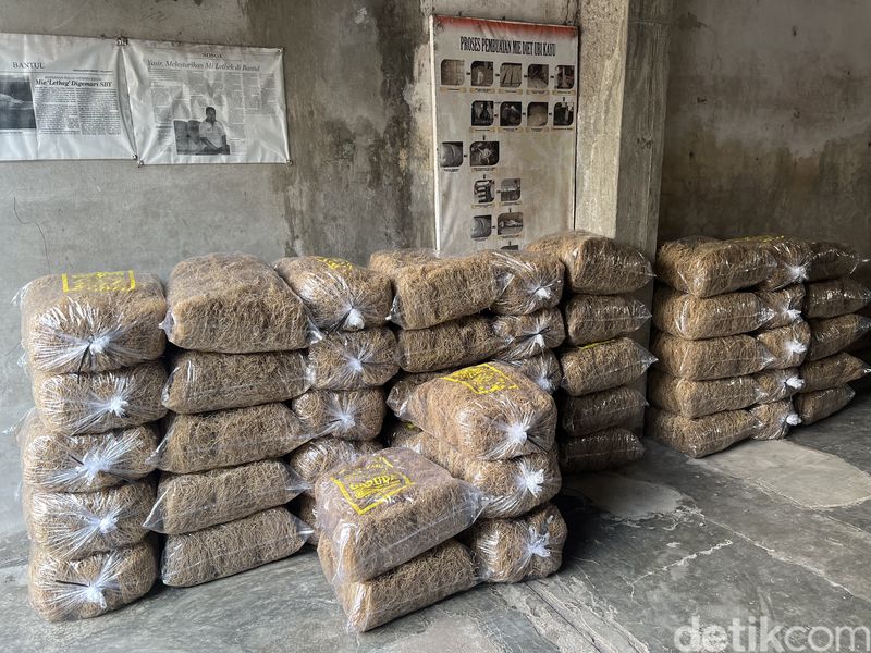 Proses produksi mi lethek Bantul yang masih menggunakan tenaga sapi.