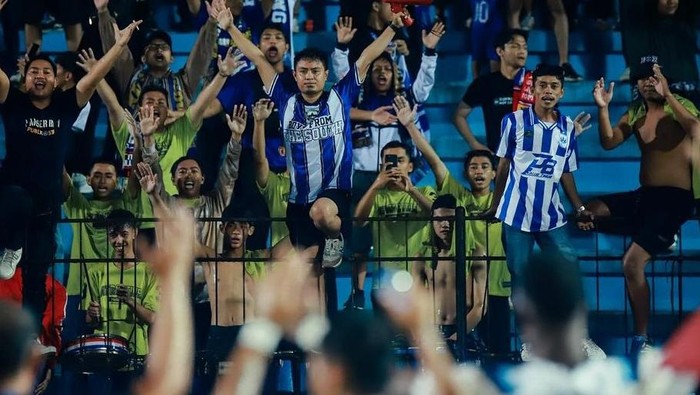 Kelompok suporter Panser Biru saat datang mendukung PSIS bertanding di stadion Moch Soebroto Magelang. Foto diunggah Senin (22/4/2024).