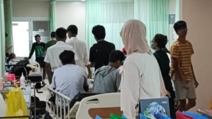 Puluhan siswa SMA asal Bandung dilarikan ke RSUD Bangli karena muntah-muntah di Kintagami, Bali.