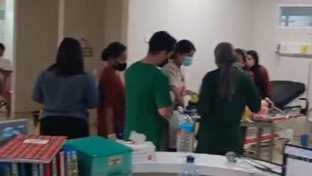 Puluhan siswa SMA asal Bandung dilarikan ke RSUD Bangli karena muntah-muntah di Kintagami, Bali.