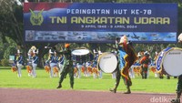 Upacara menampilkan atraksi dari drumband Gita Dirgantara AAU.