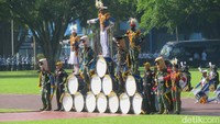 Tampak atraksi dari drumband Gita Dirgantara AAU di tengah upacara.