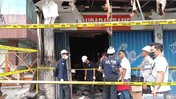 Puslabfor olah TKP kebakaran di toko bingkai Mampang Prapatan, Jaksel