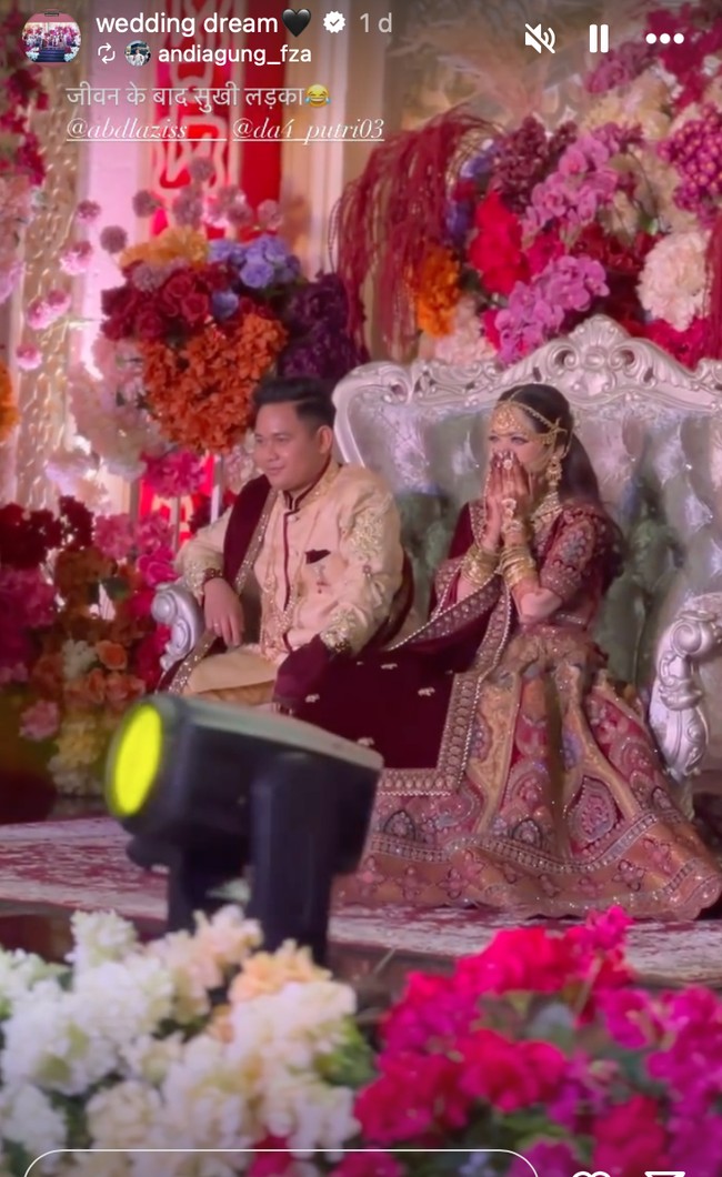 Digelar di Balikpapan, Putri dan Abdul memilih merayakan pernikahan mereka dengan resepsi mewah bertema Bollywood. Terlihat keduanya yang tampil bak pengantin India mengenakan baju khas India bernuansa merah. Foto: Instagram/@da4_putri03