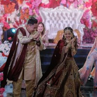 Putri dan suaminya juga tampak menari tarian India bersama. Penampilan keduanya itu turut menghibur para tamu undangan yang hadir. Foto: Instagram/@da4_putri03