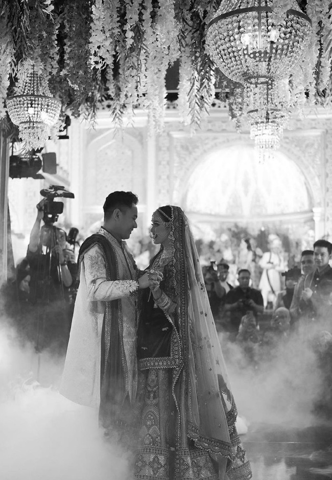 Demi meminang sang kekasih, Abdul diketahui memberikan uang panai dengan nominal yang fantastis, yaitu Rp 2 miliar. Resepsi Putri dan Abdul pun tampak begitu mewah dengan dekorasi menawan bertabur bunga. Foto: Instagram/@da4_putri03