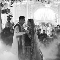 Demi meminang sang kekasih, Abdul diketahui memberikan uang panai dengan nominal yang fantastis, yaitu Rp 2 miliar. Resepsi Putri dan Abdul pun tampak begitu mewah dengan dekorasi menawan bertabur bunga. Foto: Instagram/@da4_putri03