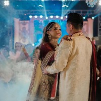 Resepsi pernikahan Putri dan Abdul tampak penuh dihadiri begitu banyak tamu undangan. Para tamu pun begitu antusias mengabadikan momen romantis saat Putri dan Abdul menari. Foto: Instagram/@da4_putri03