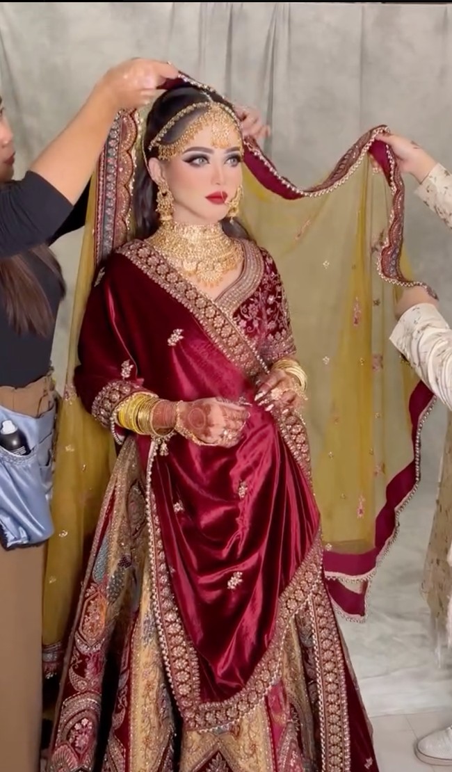 Seperti penampilan-penampilannya di berbagai acara jelang pernikahan, penampilan Putri di hari pernikahannya pun terlihat cantik manglingi dengan makeup yang cukup tebal. Mengenakan pakaian adat dan aksesori lengkap khas India, penampilan Putri banjir pujian netizen. Foto: Instagram/@da4_putri03